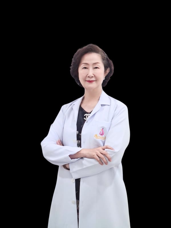 พญ. กะรัตเพ็ชร หวังวิทยาคุณ แพทย์ผู้ก่อตั้งคลินิกสนามบินน้ำ